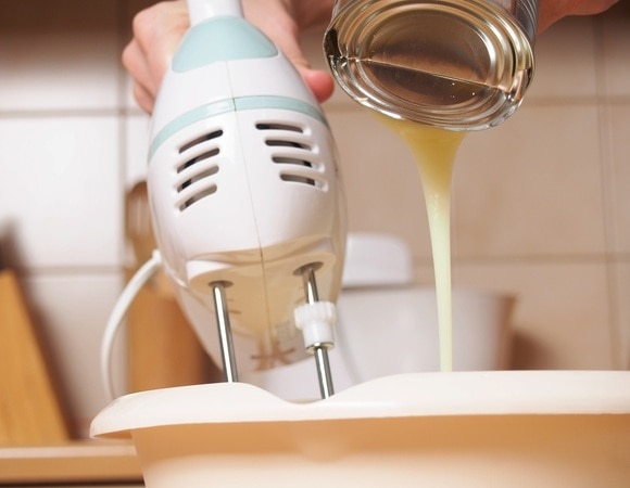 "Вкус как из детства": печем нежный торт со сгущенкой со всеми нюансами