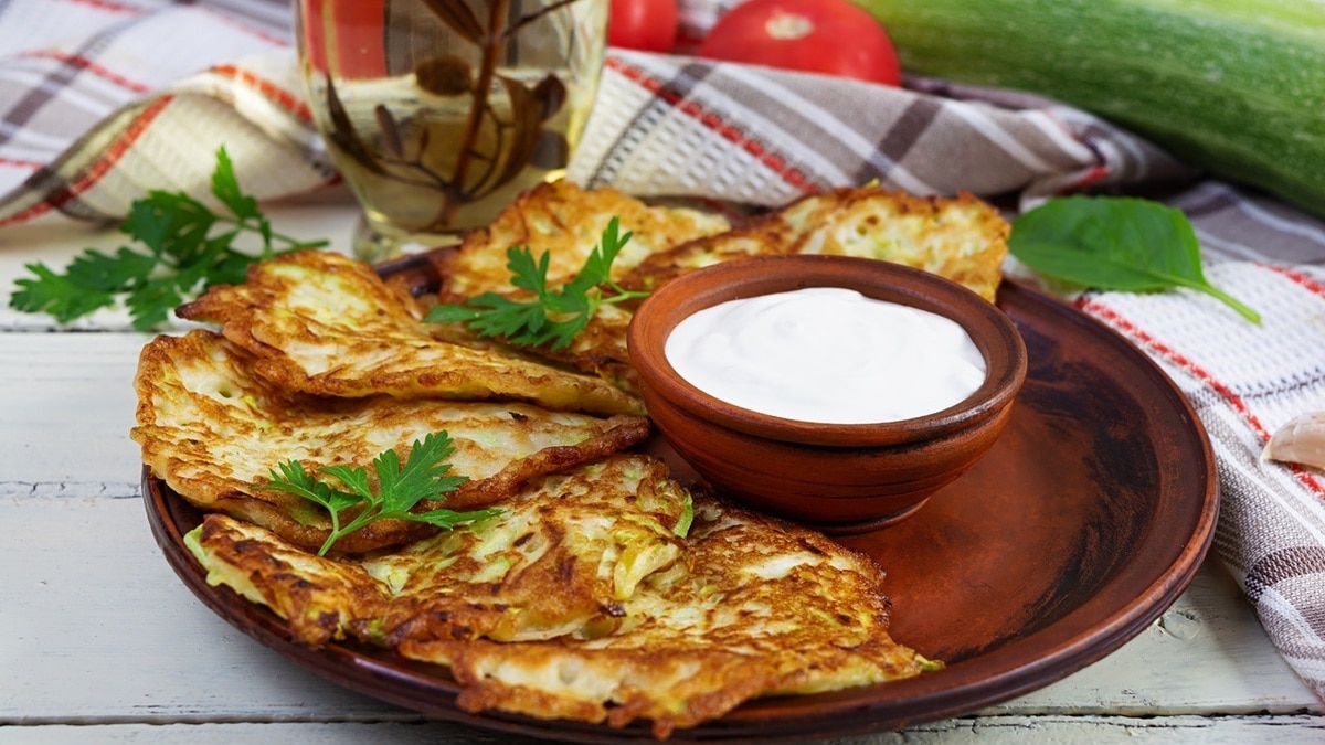 "Очень вкусно": оладьи из кабачков и капусты захочется готовить каждый день