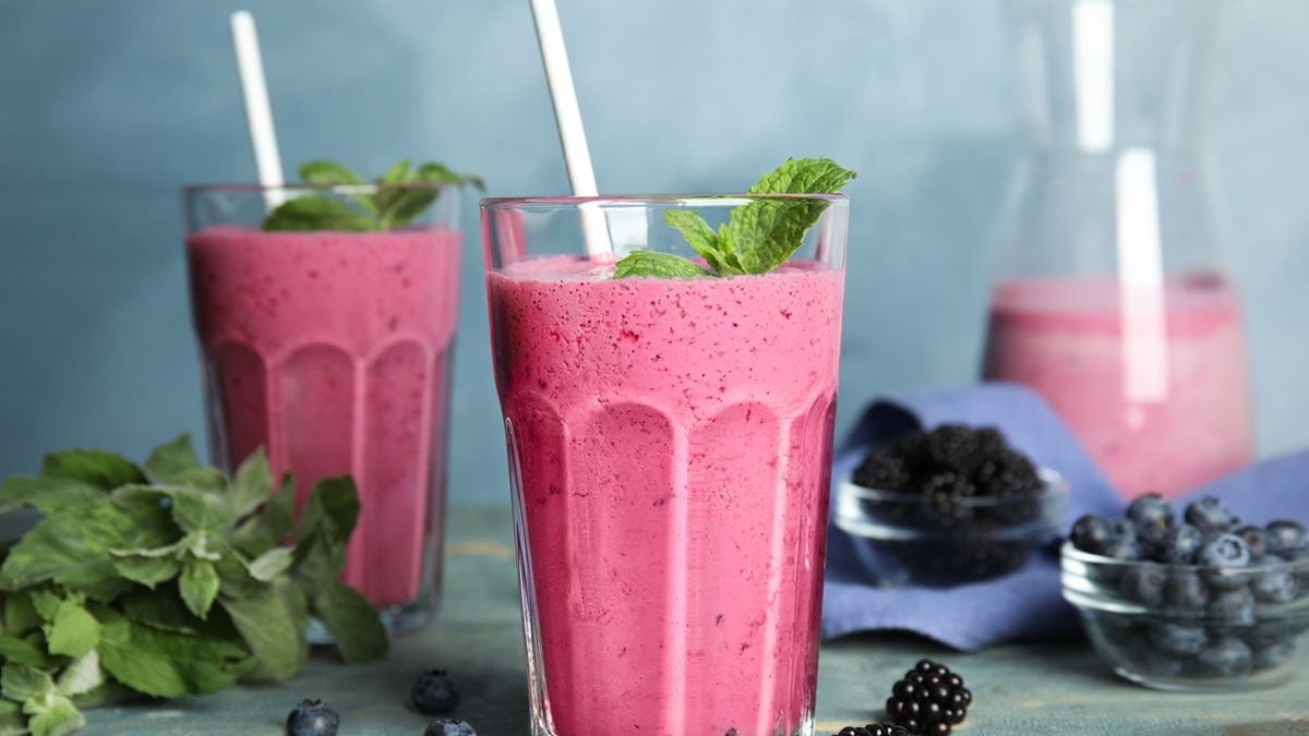 "Получается еще вкуснее": молочный коктейль с ягодами можно приготовить за пару минут