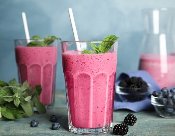 "Получается еще вкуснее": молочный коктейль с ягодами можно приготовить за пару минут