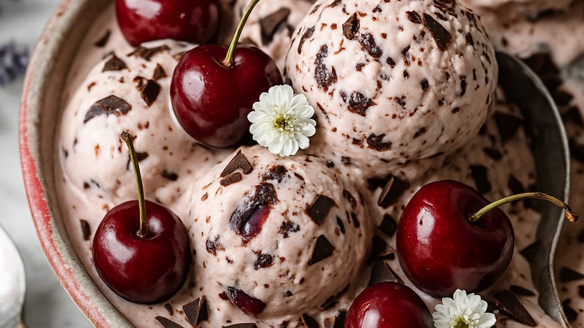 Сливочное мороженое с черешней и горьким шоколадом: летний десерт с сезонной ягодой
