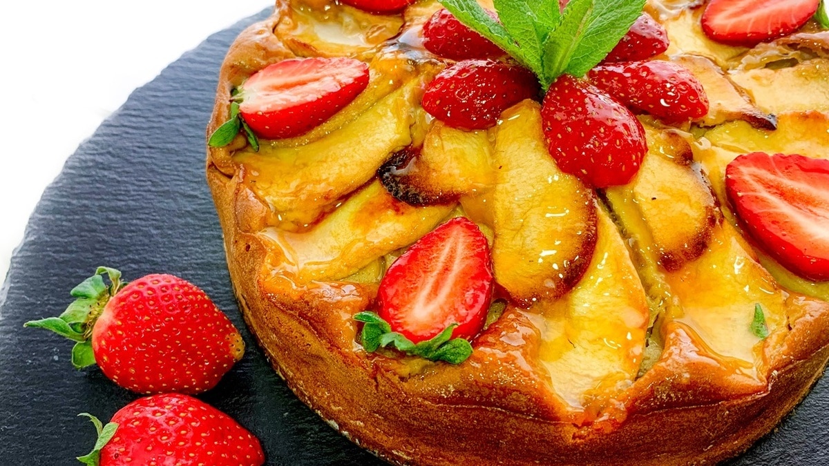 "Очень ароматно": именно так готовят шарлотку с яблоками и клубникой опытные хозяйки