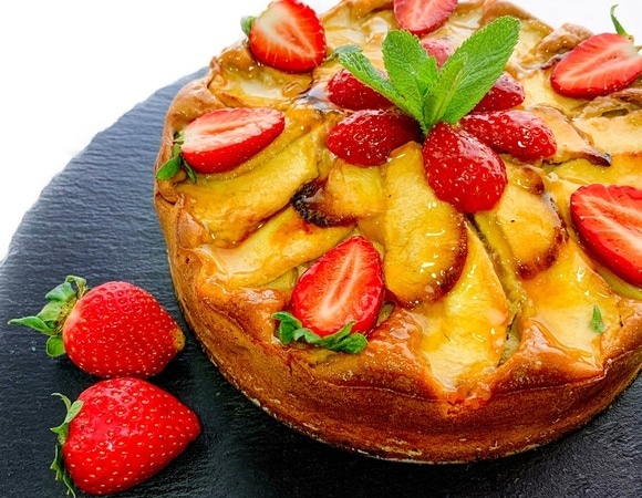 "Очень ароматно": именно так готовят шарлотку с яблоками и клубникой опытные хозяйки