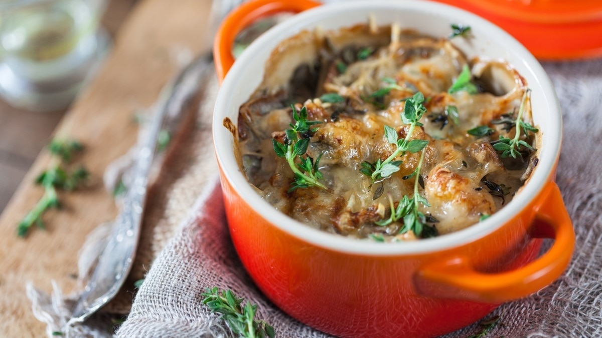 "Получилось еще вкуснее": как готовят настоящий жульен с грибами и курицей "Получилось еще вкуснее": как готовят настоящий жульен с грибами и курицей