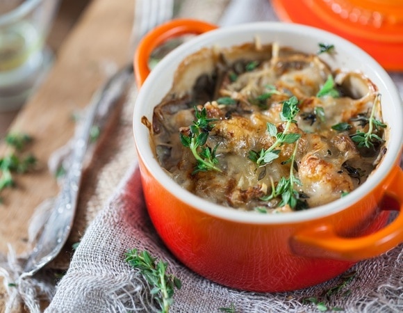 "Получилось еще вкуснее": как готовят настоящий жульен с грибами и курицей "Получилось еще вкуснее": как готовят настоящий жульен с грибами и курицей