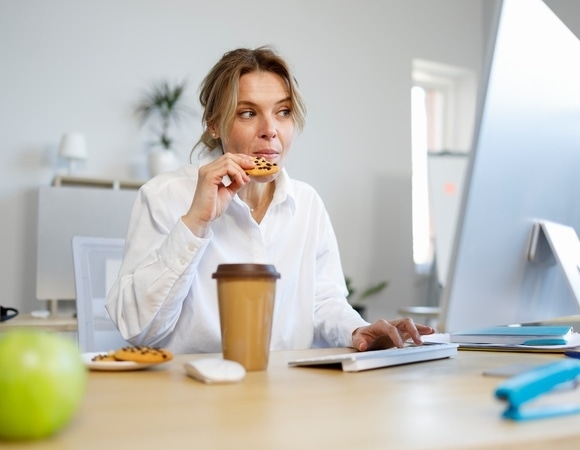 Почему нужно избегать случайных перекусов — доктор Павлова назвала реальную причину Почему нужно избегать случайных перекусов — доктор Павлова назвала реальную причину