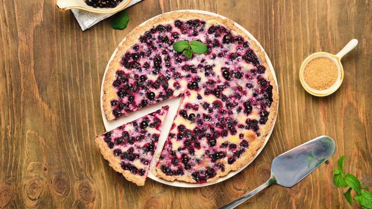 Сливочный пирог с черной смородиной как у бабушки — рецепт