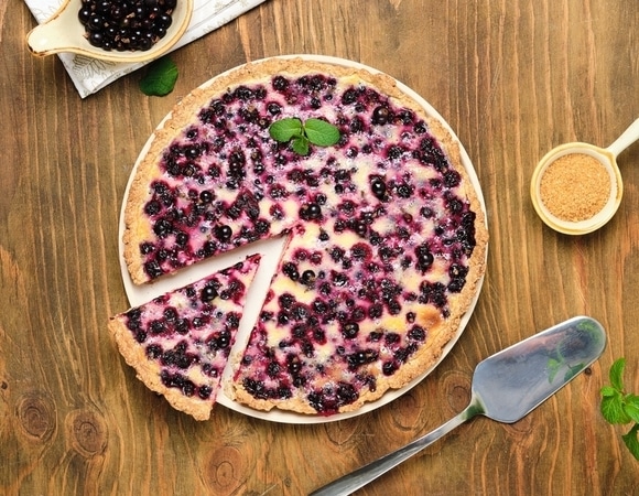 Сливочный пирог с черной смородиной как у бабушки — рецепт