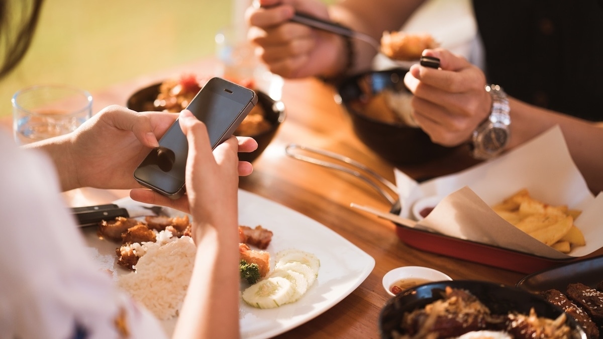 Озвучена веская причина отложить телефон за обедом и ужином 
