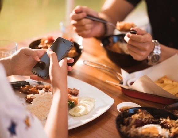Озвучена веская причина отложить телефон за обедом и ужином 