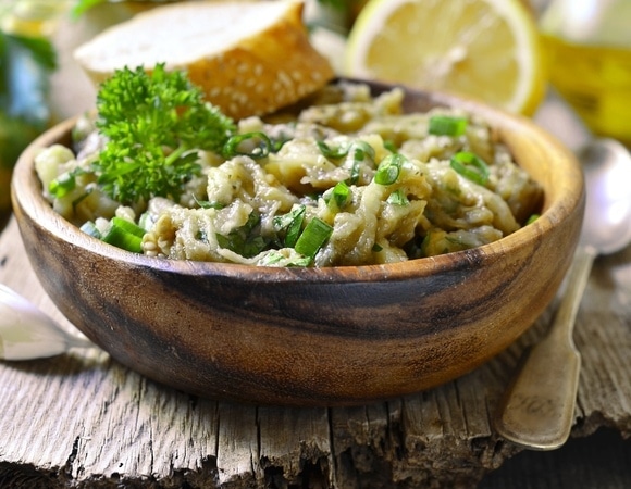 Вкусовые рецепторы будут в приятном шоке — готовим салат из печеных баклажанов и яблока 