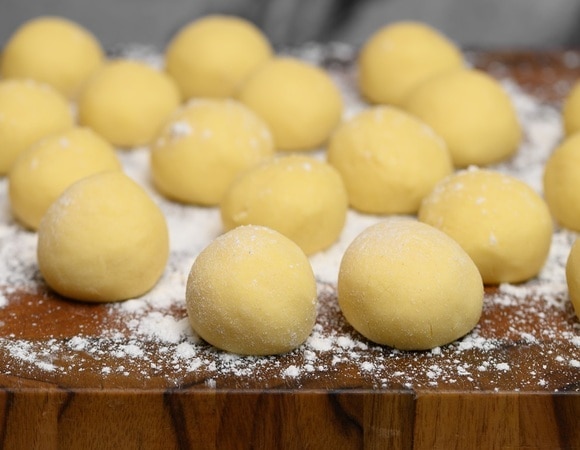 "Очень нежные и вкусные": печем пышки на кефире по рецепту наших бабушек — настоящее объедение 