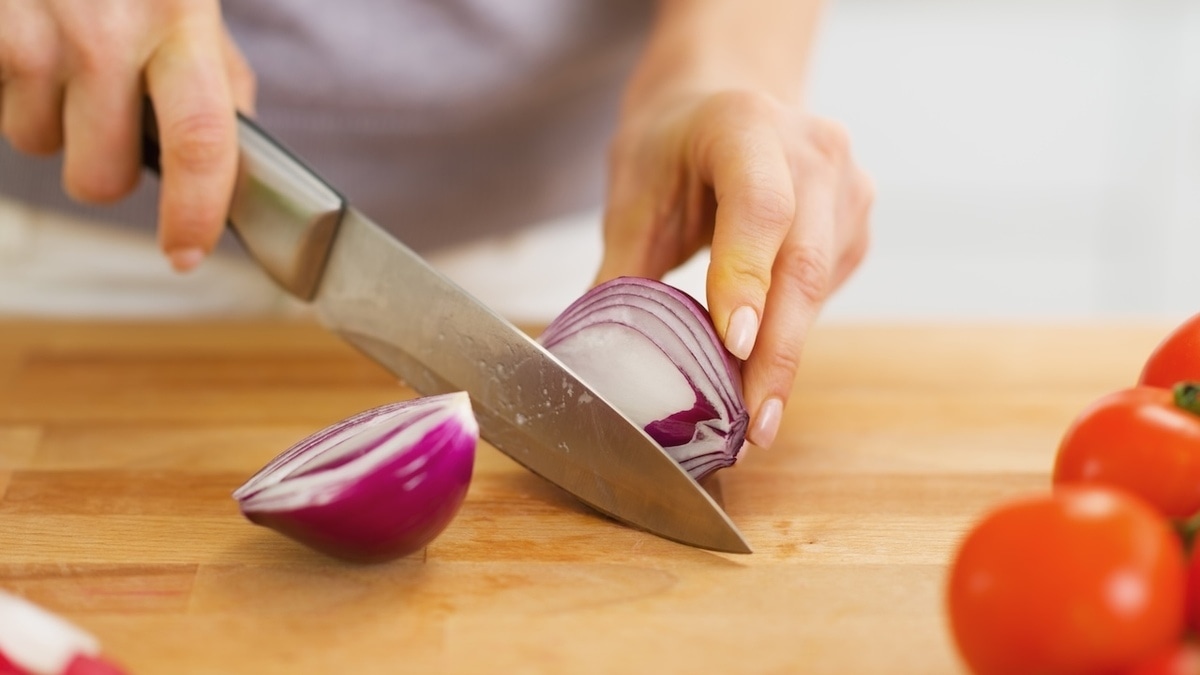 Ученые поняли, как резать лук и не плакать — это спасение для многих кулинаров