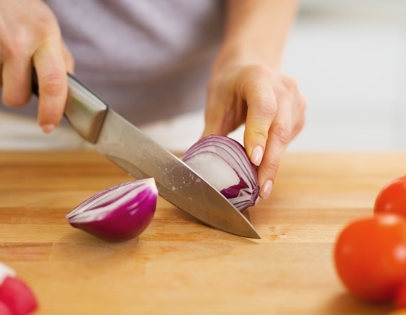 Ученые поняли, как резать лук и не плакать — это спасение для многих кулинаров Ученые поняли, как резать лук и не плакать — это спасение для многих кулинаров