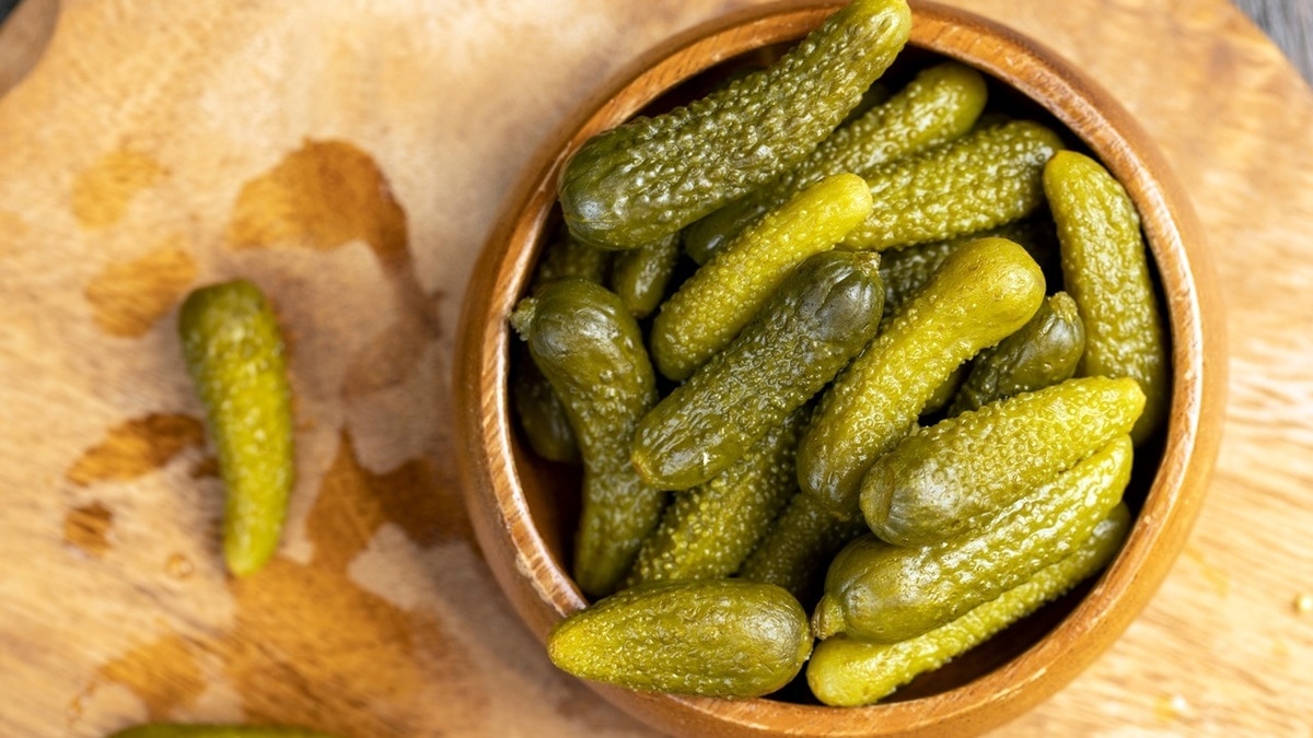 "Получились хрустящими": медовые огурцы на зиму лучше всего закатывать по этому рецепту