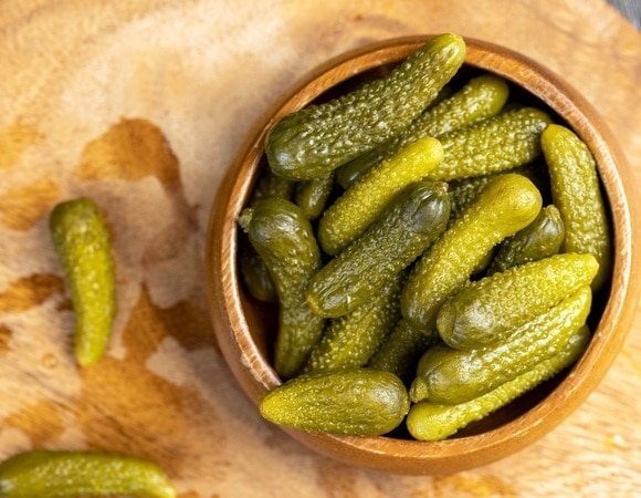 "Получились хрустящими": медовые огурцы на зиму лучше всего закатывать по этому рецепту