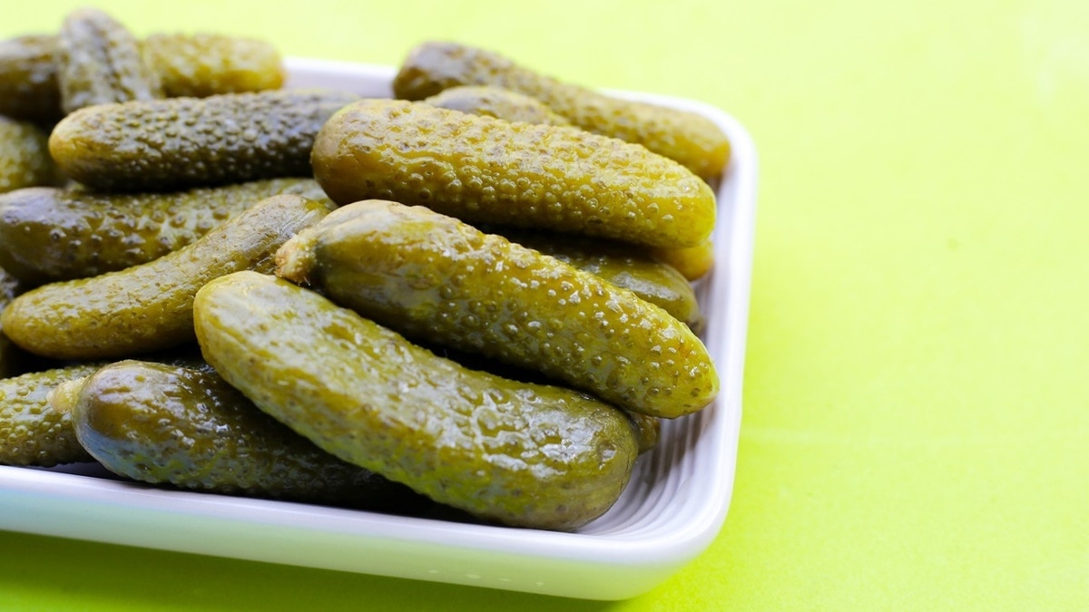  "Просто потрясающе": малосольные огурцы с ржаным хлебом будут готовы всего за сутки