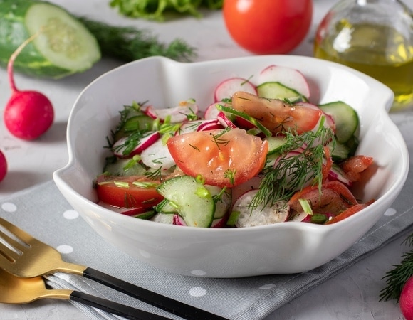 Огурцы и помидоры — не идеальная пара: стало известно, кому нельзя знаменитый салат