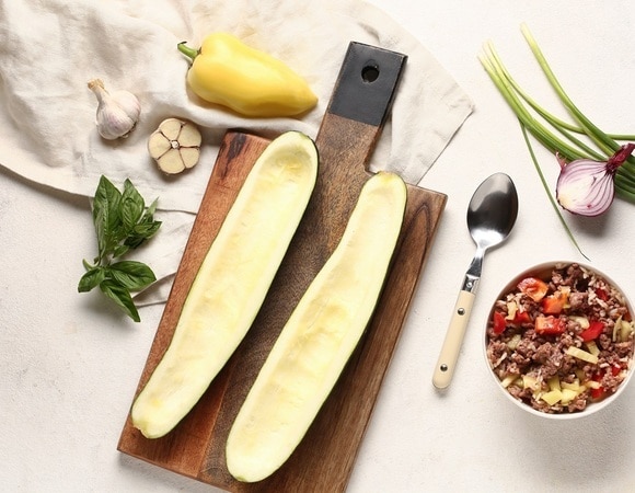 "Семья в восторге": готовим лодочки из кабачков — простой и понятный рецепт