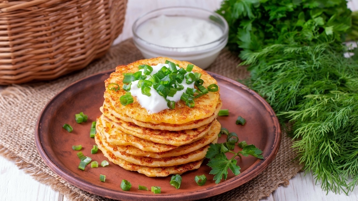 Луковые оладьи — вроде скромный летний завтрак, но такой вкусный, что от тарелки не оторвешь