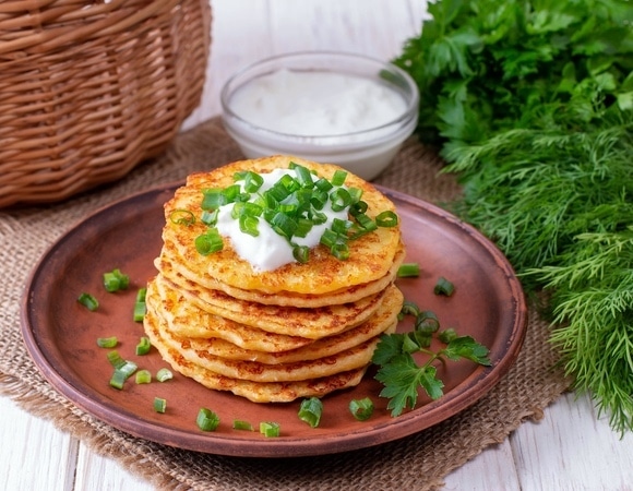 Луковые оладьи — вроде скромный летний завтрак, но такой вкусный, что от тарелки не оторвешь