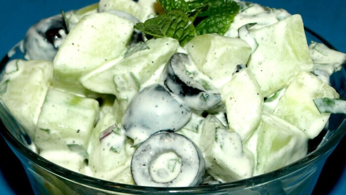 Просто, вкусно и пикантно! Надоели "огурцы-помидоры" — есть салат из огурцов с маслинами и мятой 