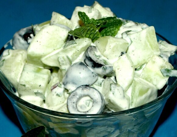 Просто, вкусно и пикантно! Надоели "огурцы-помидоры" — есть салат из огурцов с маслинами и мятой 