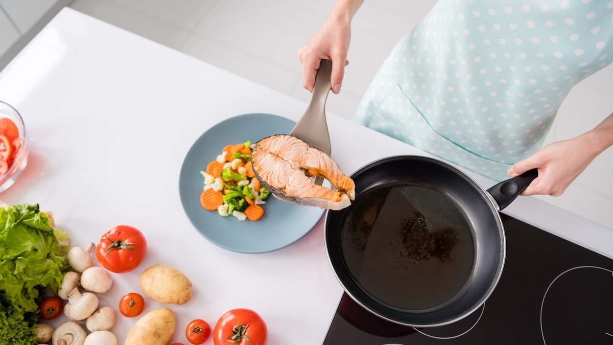 Как пожарить рыбу без запаха — этот лайфхак сохранит кухню в "свежести" 