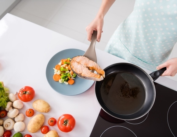 Как пожарить рыбу без запаха — этот лайфхак сохранит кухню в "свежести" Как пожарить рыбу без запаха — этот лайфхак сохранит кухню в "свежести"