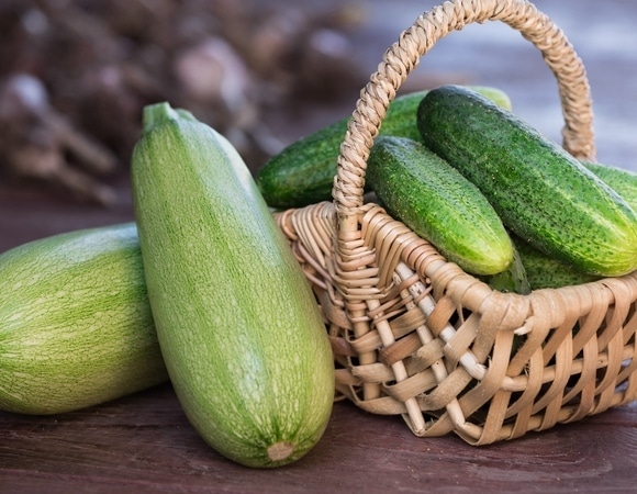 Хрустящее ассорти из огурцов и кабачков на зиму — такое вкусное, что сметается в первую очередь Хрустящее ассорти из огурцов и кабачков на зиму — такое вкусное, что сметается в первую очередь