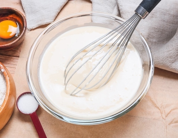 Универсальное заливное тесто на сметане: делается за 5 минут и пригодится не раз Универсальное заливное тесто на сметане: делается за 5 минут и пригодится не раз