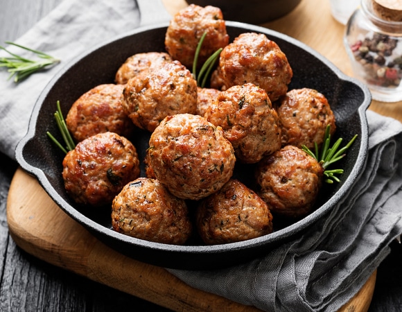 Свиные фрикадельки по-азиатски: пикантное блюдо для любителей “погорячее”