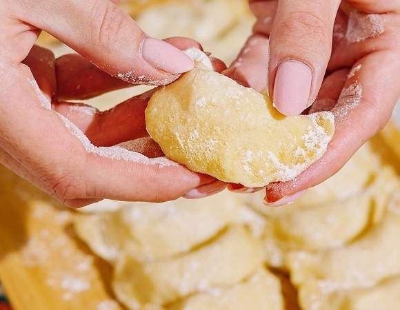 "Мягкое и эластичное": тесто для вареников и пельменей нужно готовить только так