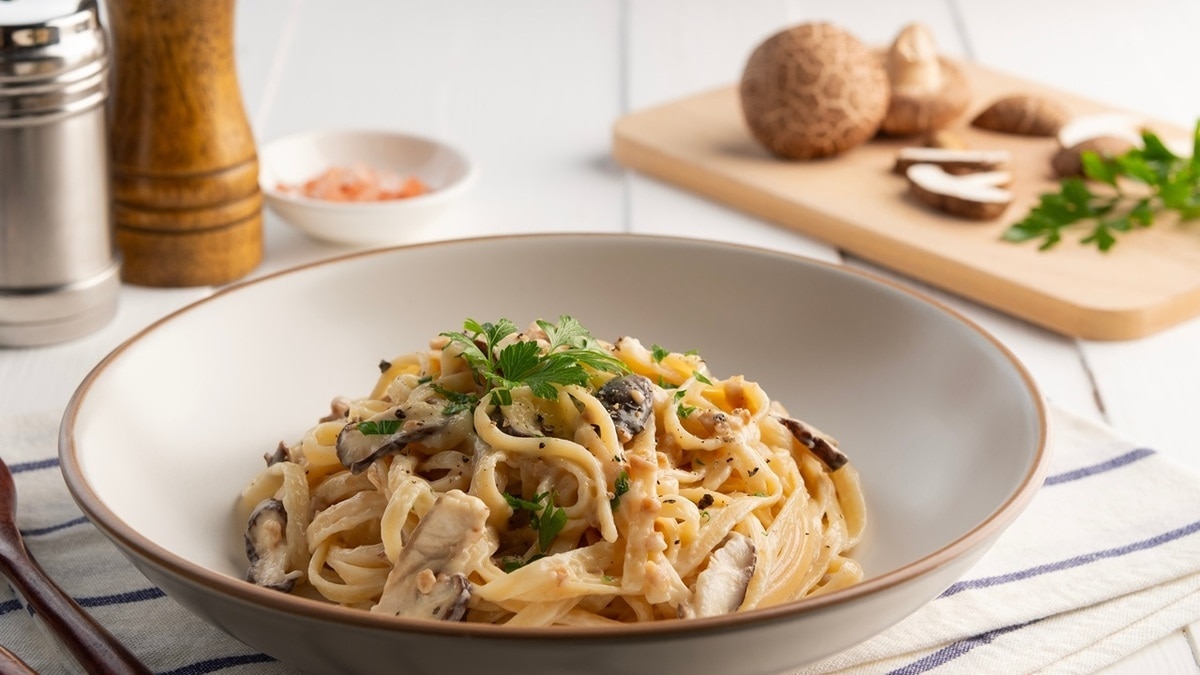"Захотелось попробовать": готовим пасту с грибами вместе с героями сериала "Ложная тревога"