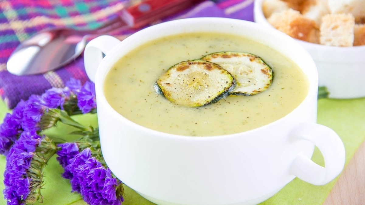 "Получился удивительно легким": сытный суп из кабачков готовят именно так