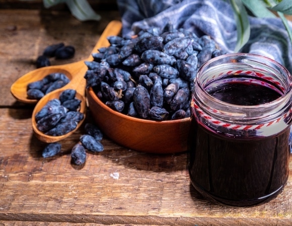 Пока другие "пристраивают" клубнику, вы приготовьте варенье из жимолости — редкое и очень полезное