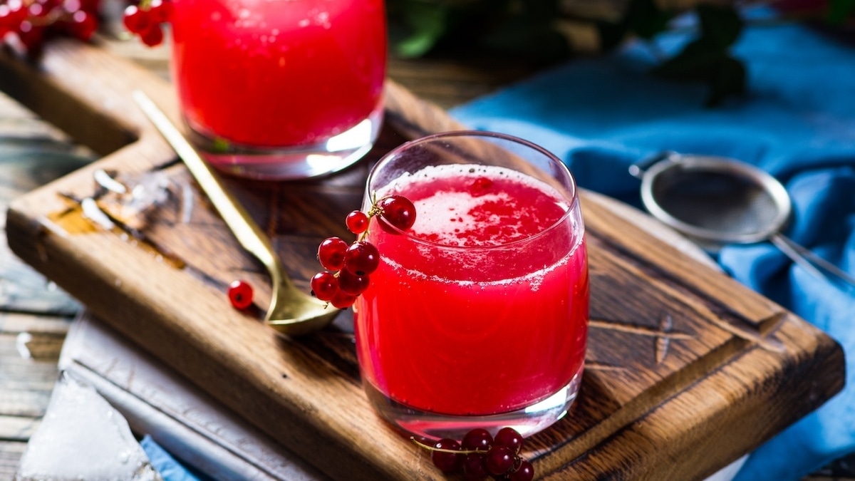 Освежающий компот из персиков и красной смородины — приготовление не отнимет и 15 минут