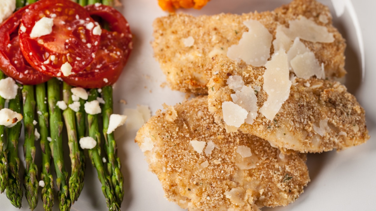 Куриная грудка в корочке из пармезана: хрустящее блюдо на замену наггетсам