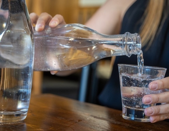 "Будет повышать давление": Малышева запретила россиянам пить такую воду 