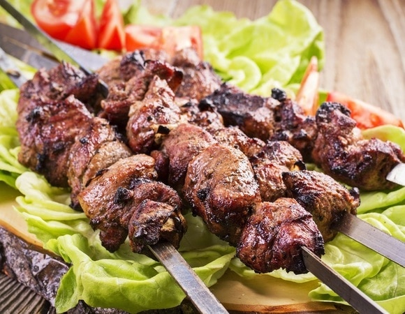 "Секрет мягкости шашлыка": лук в маринад нужно готовить по-особенному