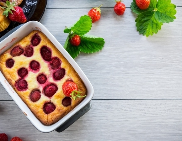 Сливочно-клубничная запеканка без муки: летний десерт с ягодными нотками