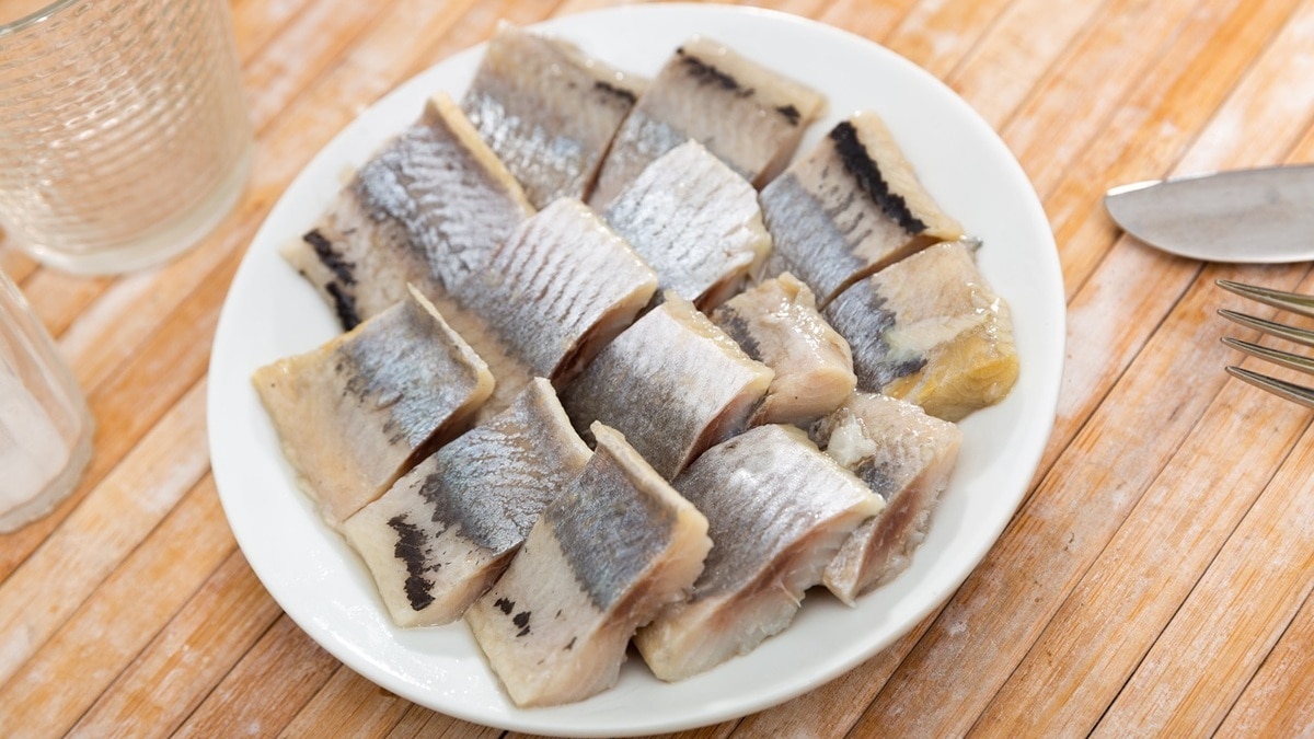 "Прям как из ресторана": такая маринованная селедка улетит со стола в два счета