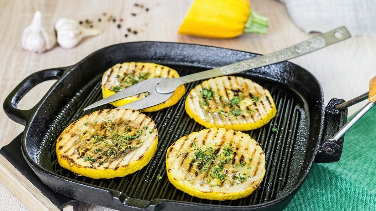 "Идеальная пара": рецепт кабачков с чесночным соусом знали еще наши бабушки