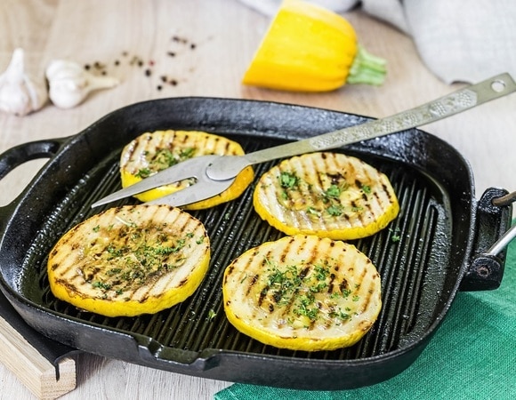 "Идеальная пара": рецепт кабачков с чесночным соусом знали еще наши бабушки