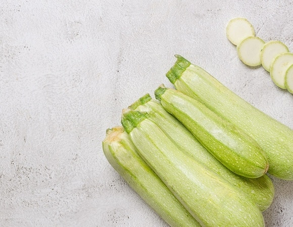 Этот салат из молодых кабачков можно приготовить в два счета, а пользы хоть отбавляй