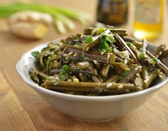 "Приятно удивил": готовим салат из свежего папоротника — минимум ингредиентов "Приятно удивил": готовим салат из свежего папоротника — минимум ингредиентов