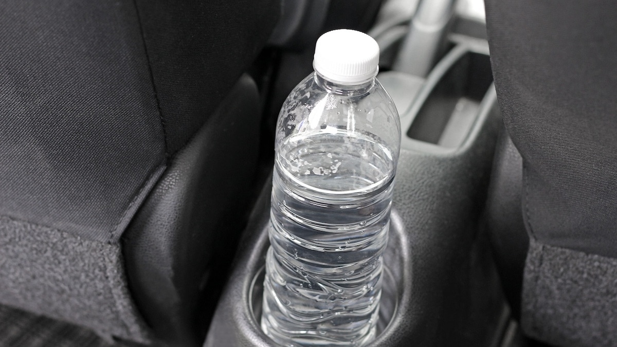 Бутылка лежала на солнце или в машине: стало известно, можно пить из нее воду