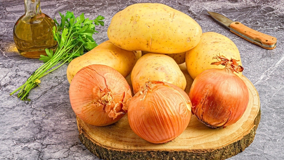 "Простой и вкусный ужин": запекаем свежий картофель с луком — вкус и аромат приятно впечатлят
