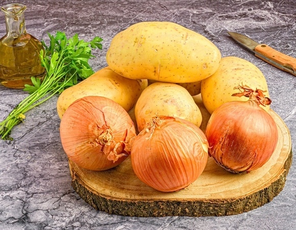 "Простой и вкусный ужин": запекаем свежий картофель с луком — вкус и аромат приятно впечатлят