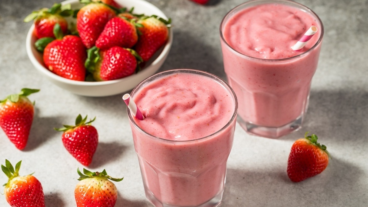 "Гуще и сытнее": готовим полезный клубничный смузи всего за 2 минуты "Гуще и сытнее": готовим полезный клубничный смузи всего за 2 минуты
